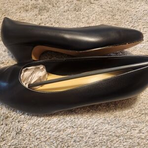 Black Low Heel Pumps with Sleek Silhouette